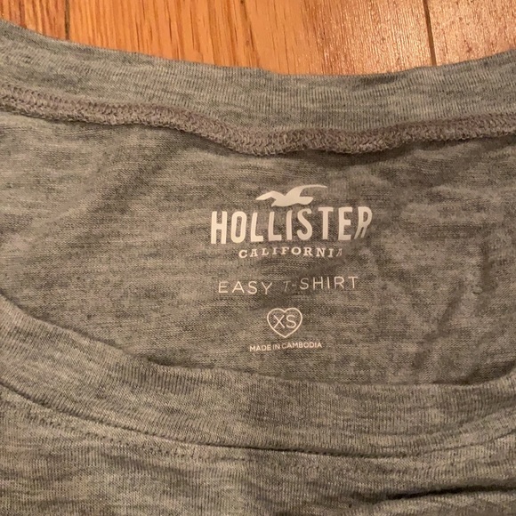 A never worn Hollister loose and soft tee. Light weight and airy. - Picture 5 of 6
